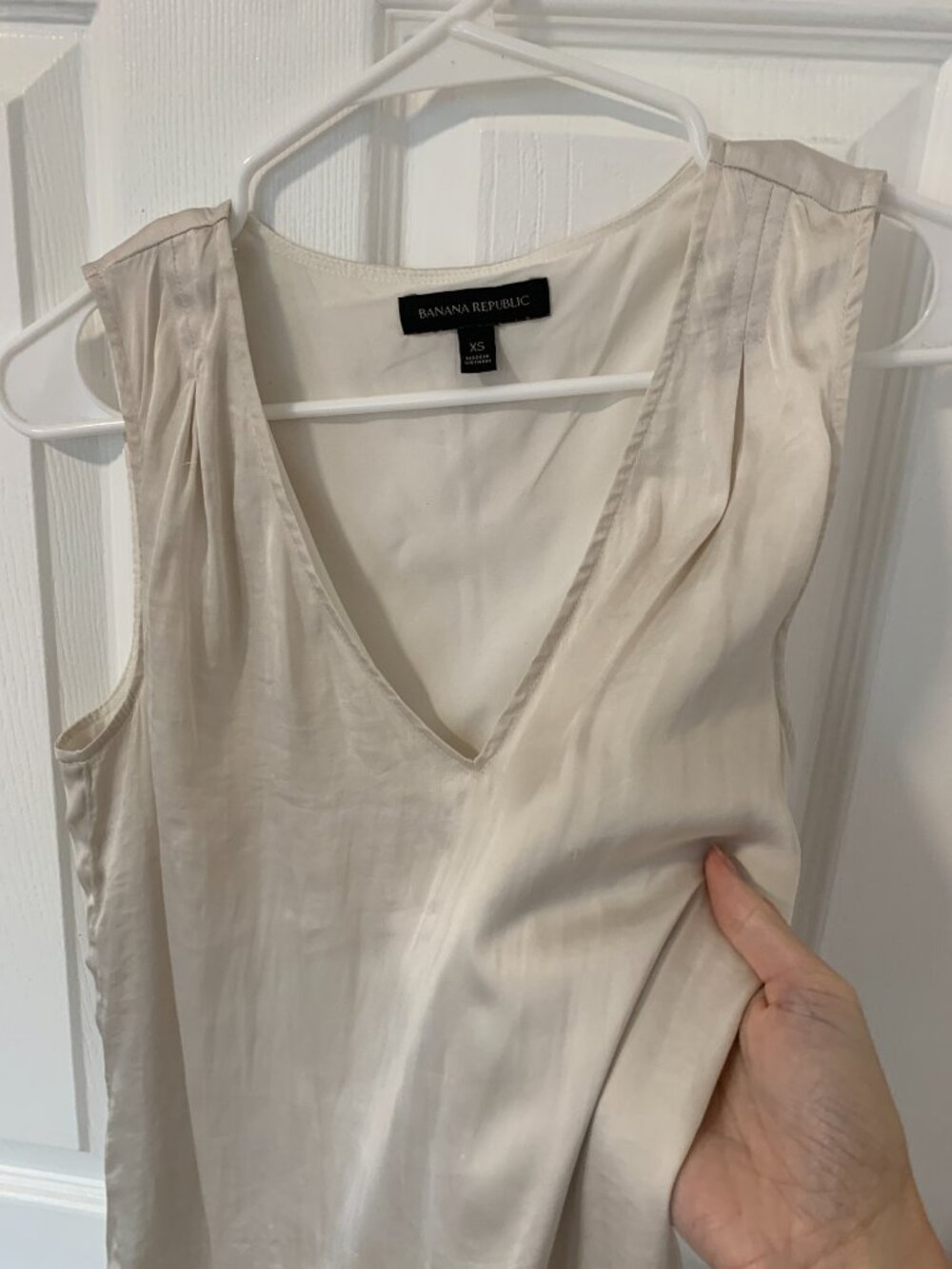 Banana Republic V Neck Satin Blouse Top in Pearl XS - Picture 3 of 6